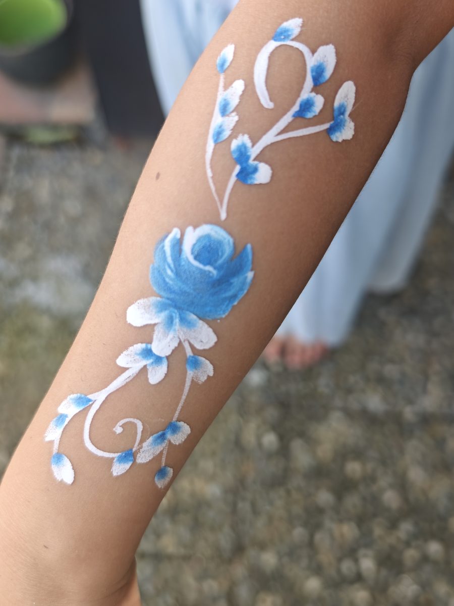 Armbemalung: blaue Rose mit Blütenranke
