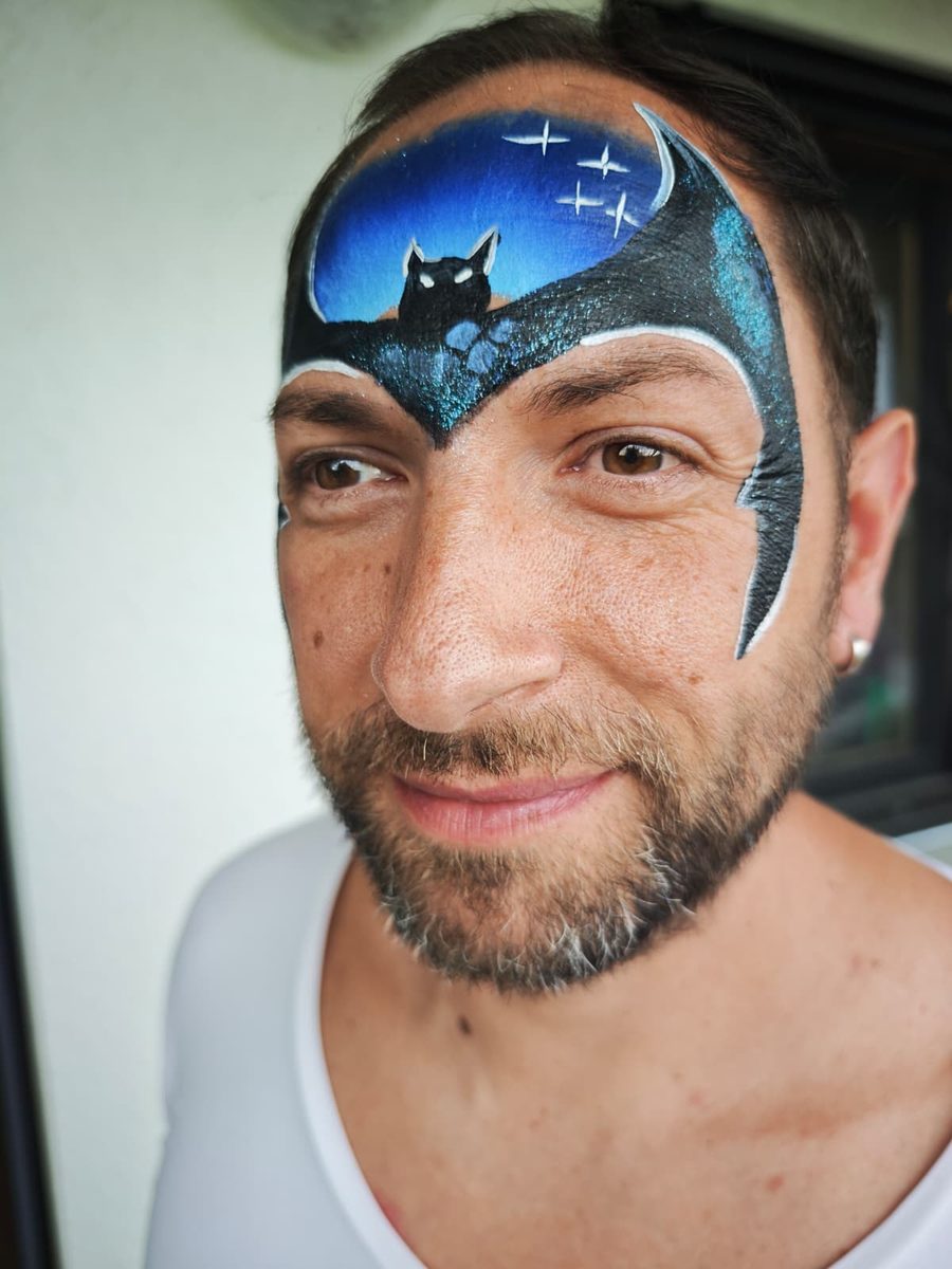 Kinderschminken: Fledermaus mit Nachthimmel und Sternen