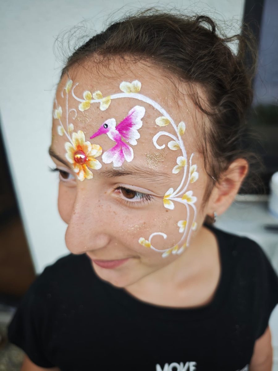 Kinderschminken: filigrane Kolibri- und Blumenranke mit Glitzer